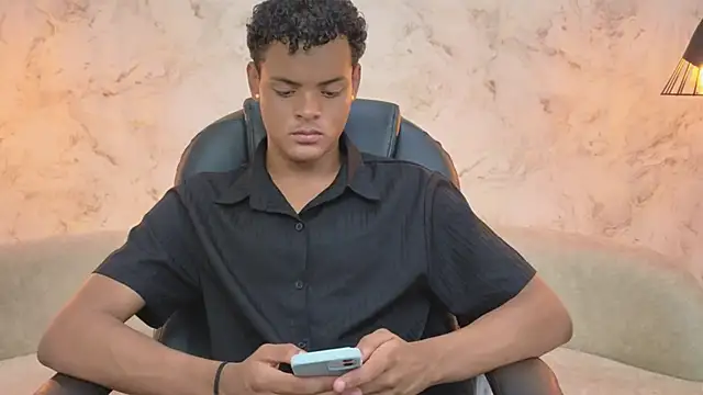 Snapshot of Valentino_Thompson chatting on September 29, 8:13 pm Valentino Thompson online show from September 29, 8:13 pm