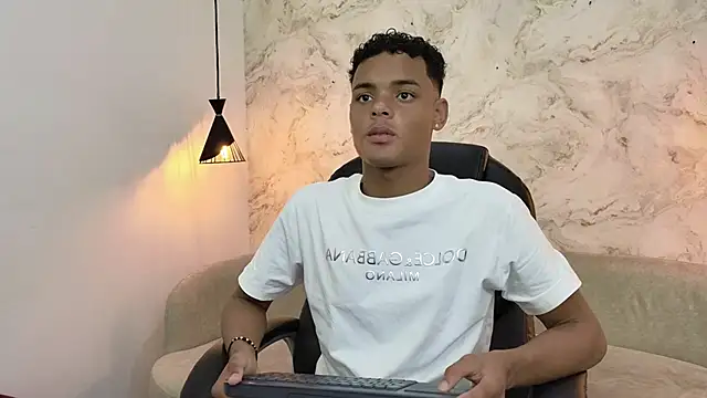Snapshot of Valentino_Thompson chatting on October 1, 8:15 pm Valentino Thompson online show from October 1, 8:15 pm