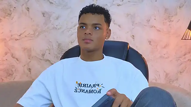 Snapshot of Valentino_Thompson chatting on October 5, 7:56 pm Valentino Thompson online show from October 5, 7:56 pm