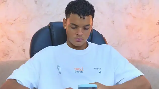 Snapshot of Valentino_Thompson chatting on October 9, 8:18 pm Valentino Thompson online show from October 9, 8:18 pm