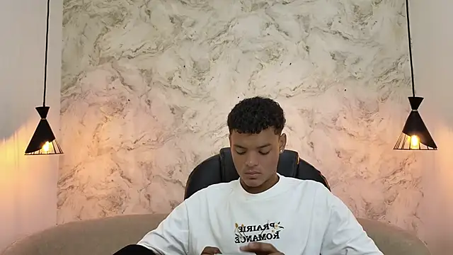 Snapshot of Valentino_Thompson chatting on October 12, 7:35 pm Valentino Thompson online show from October 12, 7:35 pm