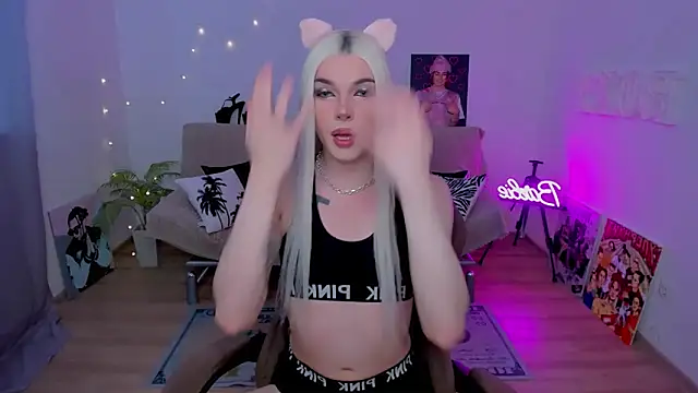 Snapshot of YourTrixie chatting on February 2, 6:12 am YourTrixie online show from February 2, 6:12 am