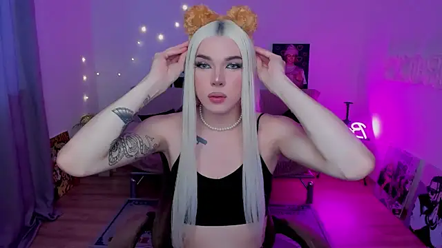 Snapshot of YourTrixie chatting on February 9, 3:54 am YourTrixie online show from February 9, 3:54 am