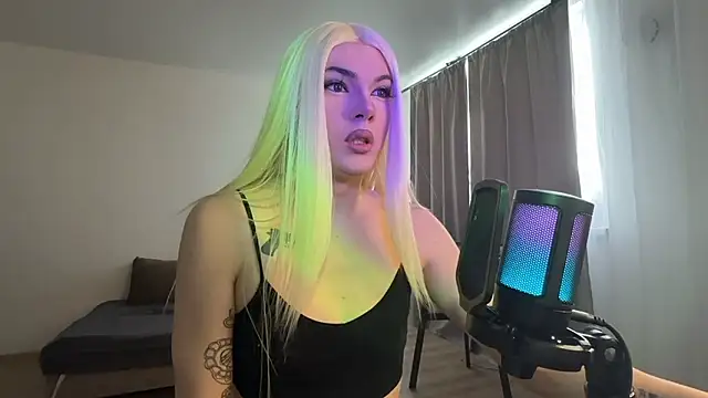 Snapshot of YourTrixie chatting on March 21, 6:29 am YourTrixie online show from March 21, 6:29 am