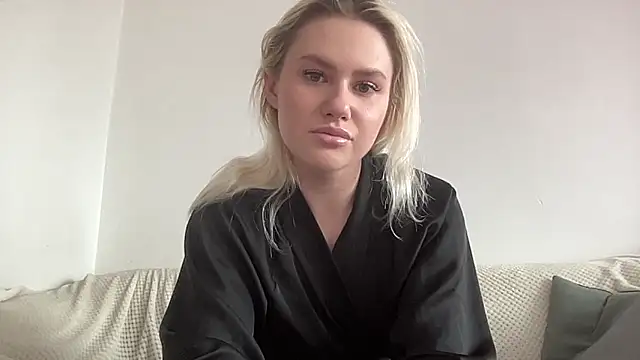 Snapshot of ElaraLuxxxe chatting on October 8, 10:35 am ElaraLuxxxe online show from October 8, 10:35 am