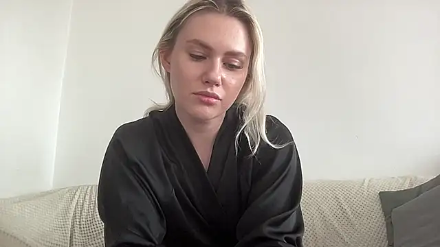 Snapshot of ElaraLuxxxe chatting on October 14, 10:05 am ElaraLuxxxe online show from October 14, 10:05 am