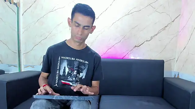 Snapshot of Golldens_Dreamss chatting on September 18, 4:03 am Golldens Dreamss online show from September 18, 4:03 am