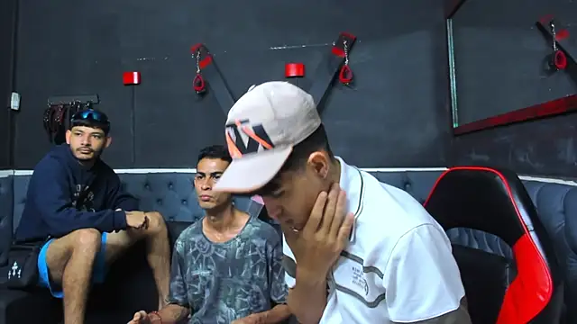 Snapshot of Golldens_Dreamss chatting on December 1, 12:21 pm Golldens Dreamss online show from December 1, 12:21 pm