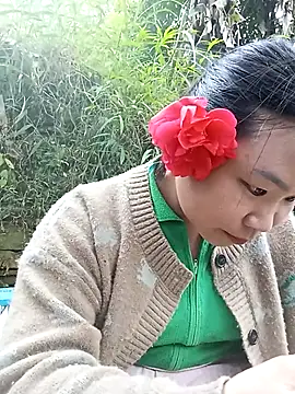 may-squirl online show from October 31, 7:09 am