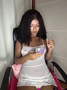 Snapshot of larajuli chatting on May 17, 12:41 am larajuli online show from May 17, 12:41 am