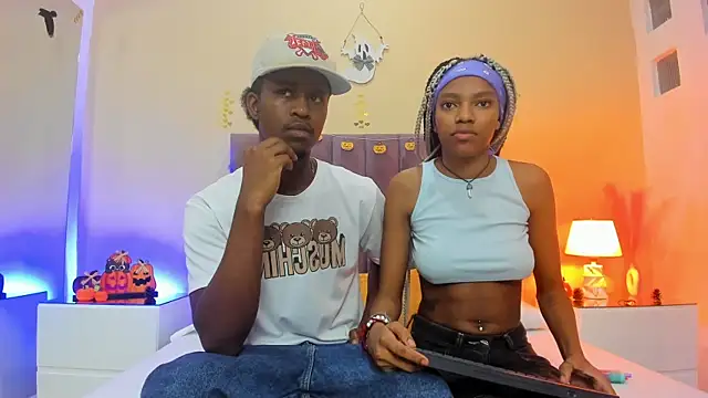 Snapshot of Kiaraa_y_Her_Crazy chatting on October 18, 4:48 am Kiaraa y Her Crazy online show from October 18, 4:48 am