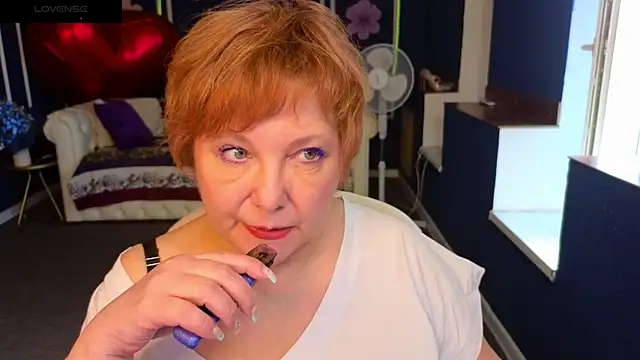 Snapshot of Kira_Kenett chatting on June 2, 5:42 am Kira Kenett online show from June 2, 5:42 am