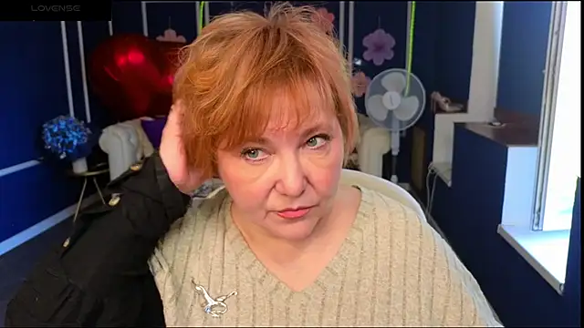 Snapshot of Kira_Kenett chatting on June 3, 5:21 am Kira Kenett online show from June 3, 5:21 am