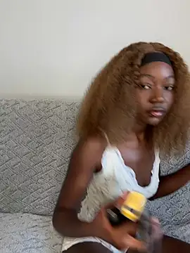 ebonysweetyy online show from April 18, 1:37 pm