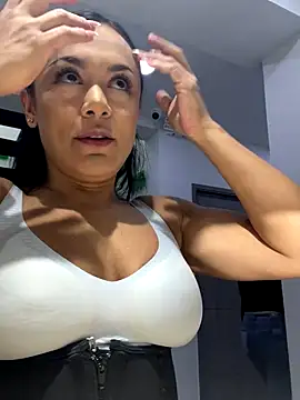 Snapshot of TiffanyyLam chatting on October 1, 11:27 am TiffanyyLam online show from October 1, 11:27 am