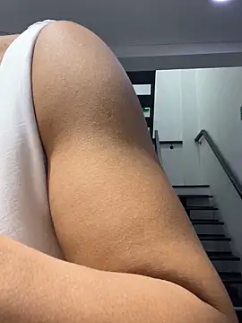 Snapshot of TiffanyyLam chatting on October 18, 10:49 am TiffanyyLam online show from October 18, 10:49 am