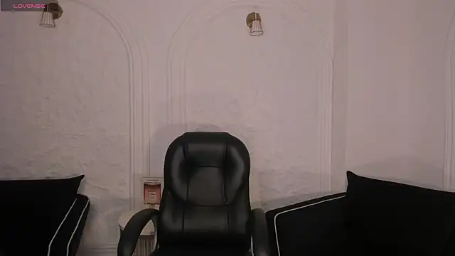 Snapshot of MayaMoretti_ chatting on December 14, 3:12 am MayaMoretti online show from December 14, 3:12 am