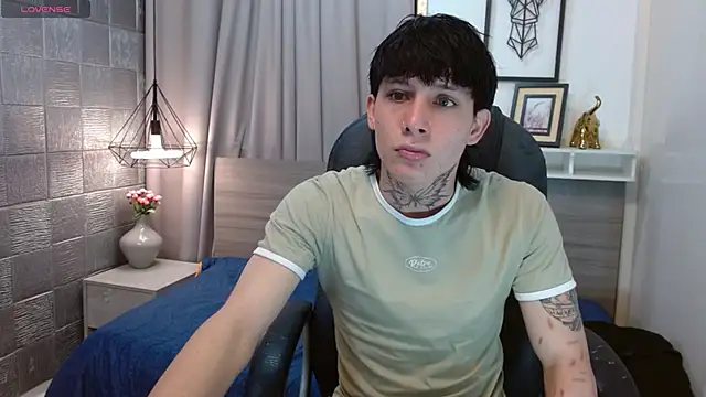 Snapshot of Iantwink18 chatting on October 25, 8:14 pm Iantwink18 online show from October 25, 8:14 pm