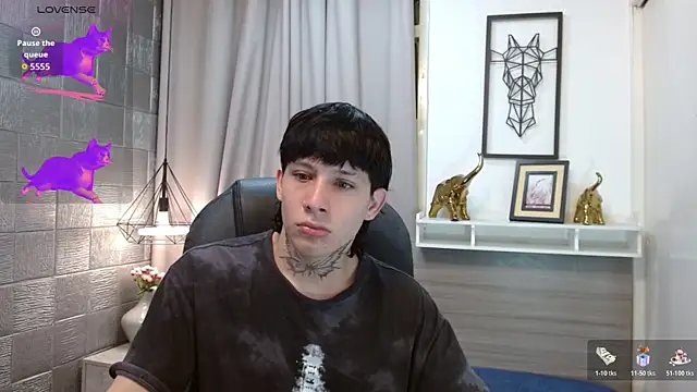 Snapshot of Iantwink18 chatting on October 27, 6:12 pm Iantwink18 online show from October 27, 6:12 pm