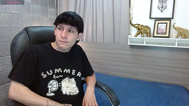 Snapshot of Iantwink18 chatting on November 1, 8:44 pm Iantwink18 online show from November 1, 8:44 pm