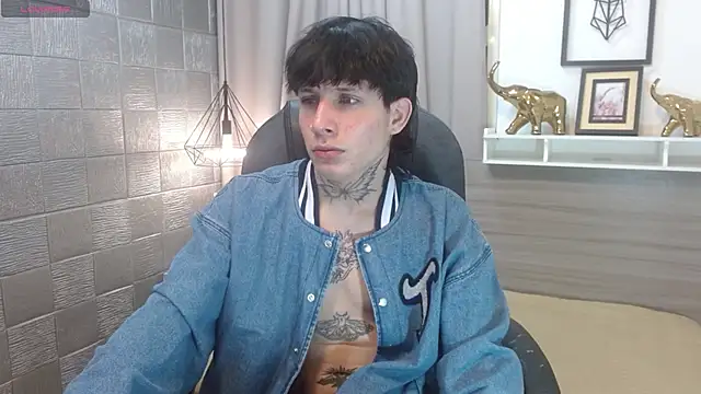 Snapshot of Iantwink18 chatting on November 9, 9:02 pm Iantwink18 online show from November 9, 9:02 pm