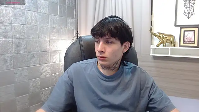 Snapshot of Iantwink18 chatting on November 14, 3:27 am Iantwink18 online show from November 14, 3:27 am