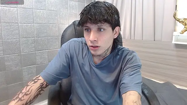 Snapshot of Iantwink18 chatting on November 18, 2:17 am Iantwink18 online show from November 18, 2:17 am