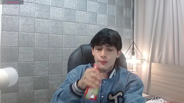 Snapshot of Iantwink18 chatting on November 25, 9:59 pm Iantwink18 online show from November 25, 9:59 pm