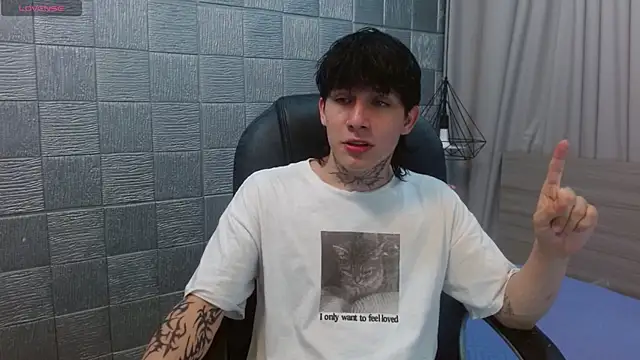 Snapshot of Iantwink18 chatting on November 29, 3:20 am Iantwink18 online show from November 29, 3:20 am