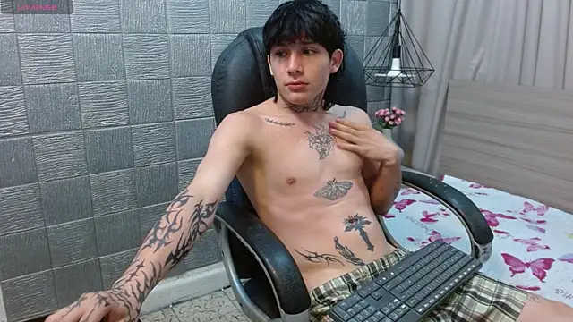 Snapshot of Iantwink18 chatting on December 1, 11:10 pm Iantwink18 online show from December 1, 11:10 pm