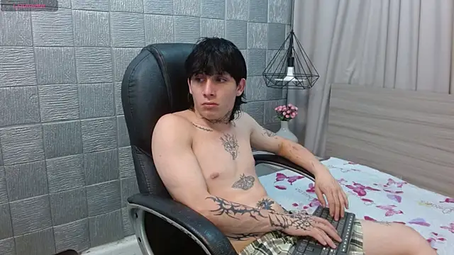 Snapshot of Iantwink18 chatting on December 2, 11:15 am Iantwink18 online show from December 2, 11:15 am