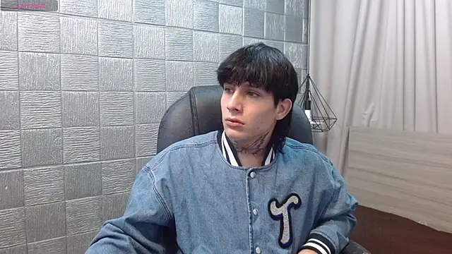 Snapshot of Iantwink18 chatting on December 4, 12:42 am Iantwink18 online show from December 4, 12:42 am