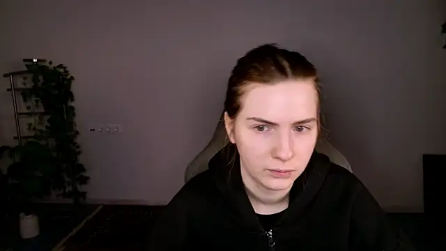 Snapshot of AliceCUNTach chatting on December 5, 5:16 am AliceCUNTach online show from December 5, 5:16 am