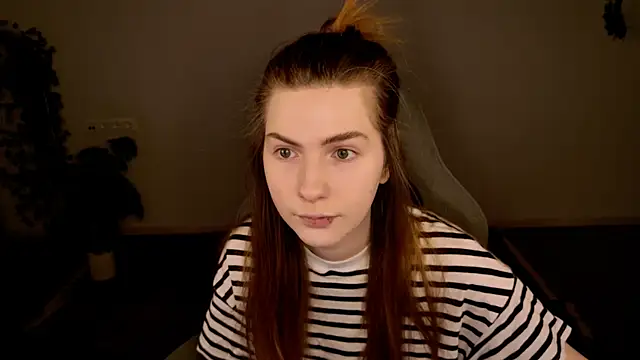 Snapshot of AliceCUNTach chatting on December 14, 5:02 am AliceCUNTach online show from December 14, 5:02 am