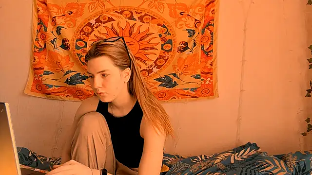 Snapshot of AliceCUNTach chatting on May 6, 5:03 am AliceCUNTach online show from May 6, 5:03 am