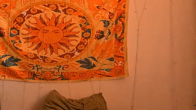 Snapshot of AliceCUNTach chatting on June 5, 6:52 am AliceCUNTach online show from June 5, 6:52 am