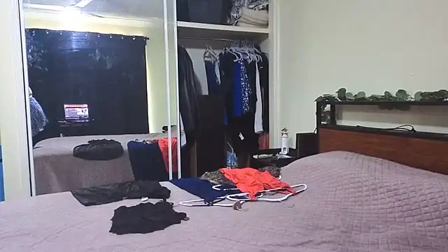 aussiepeaches online show from November 23, 4:01 am