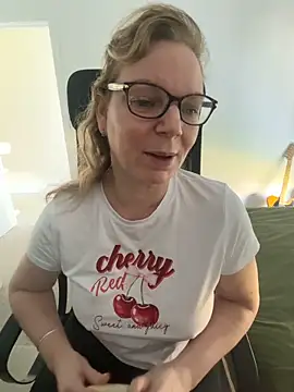aussiepeaches online show from June 8, 1:28 am