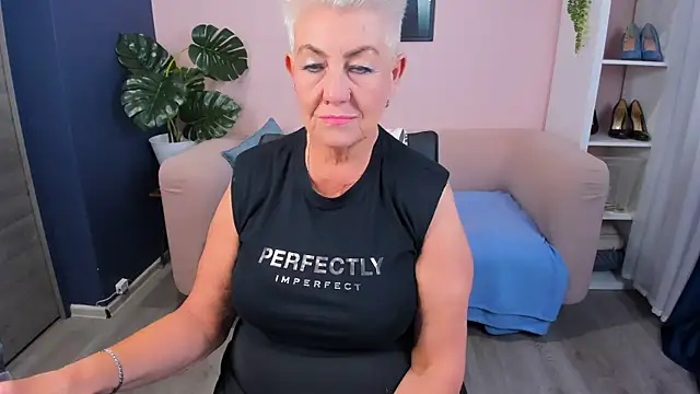 Snapshot of HotandMature chatting on September 17, 8:38 am HotandMature online show from September 17, 8:38 am