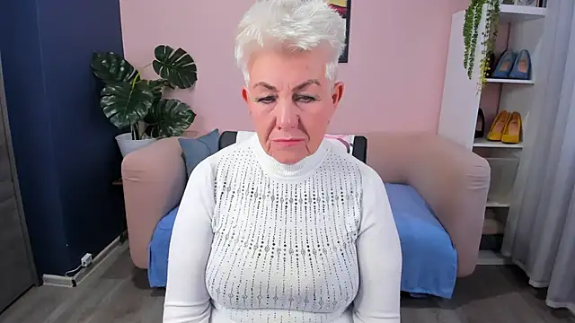 Snapshot of HotandMature chatting on November 5, 8:25 am HotandMature online show from November 5, 8:25 am