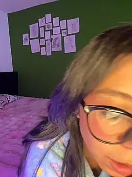 Snapshot of Valen-Foxx chatting on September 24, 5:33 am Valen-Foxx online show from September 24, 5:33 am