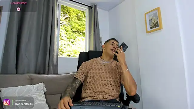 Snapshot of adrian_ray chatting on May 29, 2:59 pm adrian ray online show from May 29, 2:59 pm