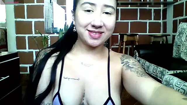 Snapshot of Roxy_Heat chatting on October 15, 3:01 pm Roxy Heat online show from October 15, 3:01 pm