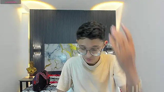 SantiagoRusso18 online show from December 15, 12:42 pm