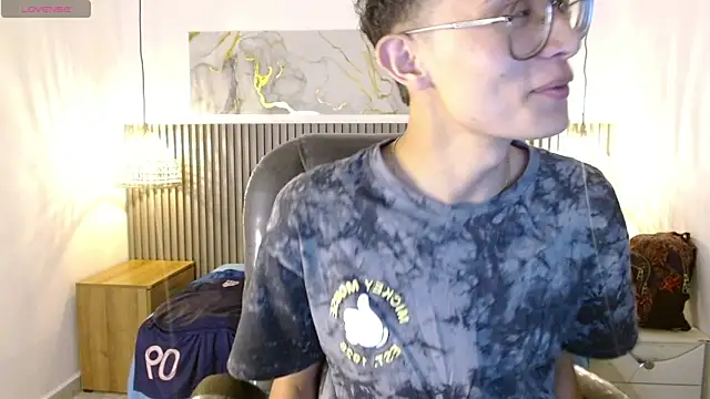 SantiagoRusso18 online show from February 4, 12:33 pm