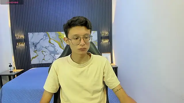 SantiagoRusso18 online show from March 2, 7:10 pm