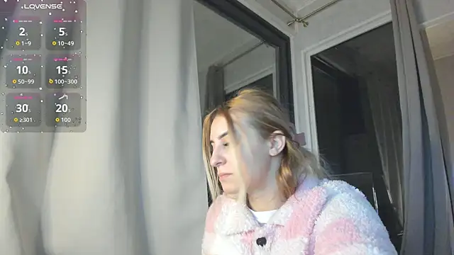 Snapshot of Ella_Vee chatting on November 11, 3:39 am Ella Vee online show from November 11, 3:39 am