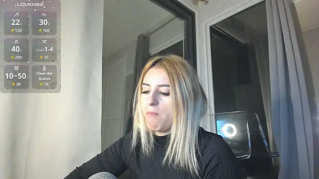 Snapshot of Ella_Vee chatting on November 13, 4:00 am Ella Vee online show from November 13, 4:00 am