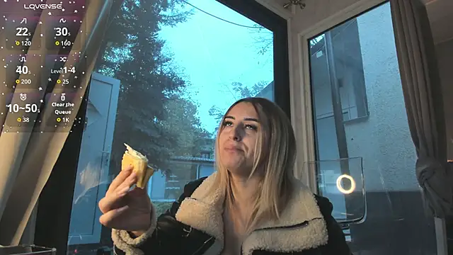 Snapshot of Ella_Vee chatting on November 14, 5:50 am Ella Vee online show from November 14, 5:50 am