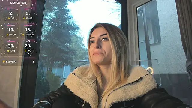 Snapshot of Ella_Vee chatting on November 16, 6:08 am Ella Vee online show from November 16, 6:08 am